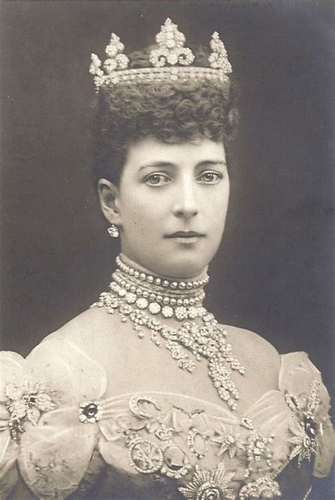 Pearl Fashion Fact Queen Alexandra Of Denmark Wore Pearl Chokers To Hide Scar Pearlsonly