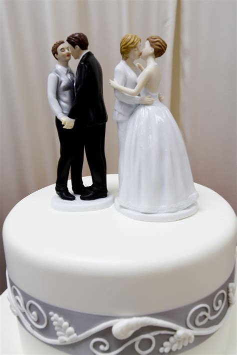 Former Oregon Bakery Owners Must Pay 135 000 For Denying Lesbians Wedding Cake Los Angeles Times