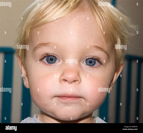 niño de ojos azules rubio y travieso fotografías e imágenes de alta resolución alamy