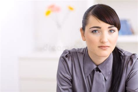 Giovane Donna Seria Fotografia Stock Immagine Di Abbastanza