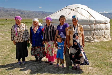 Gambar Outdoor Orang Orang Pariwisata Keluarga Tradisi Mongolia