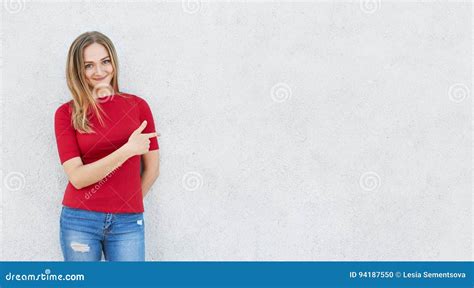 Retrato Horizontal De La Mujer Linda Que Lleva El Suéter Rojo Y De Los