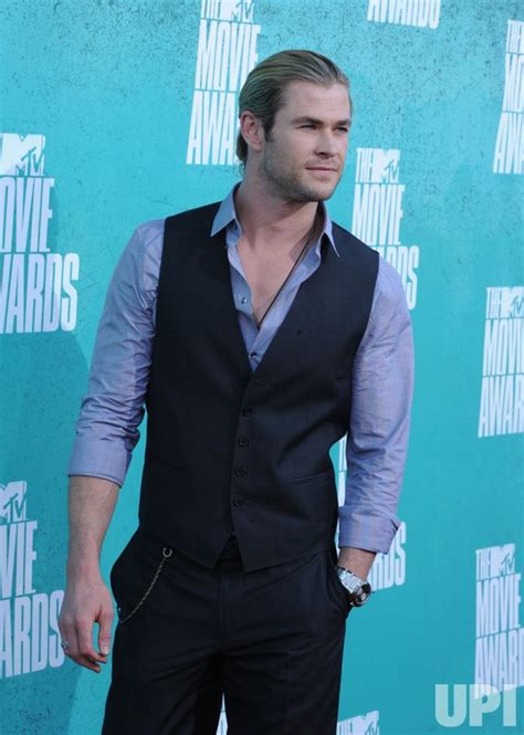 photo chris hemsworth arrives at the 2012 mtv movie awards in universal city california