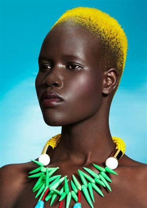 Фото Негритянка с желтыми волосами с украшением на шее
