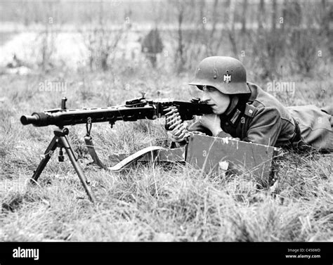 Soldado Alemán Con Mg 42 1942 Fotografía De Stock Alamy