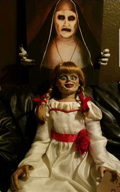 Annabelle with The Valak Painting Fotos que dan miedo Películas de miedo Imagenes de terror