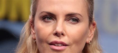 After offing one of the toretto family's loved ones and parachuting away from her airbase in the fate of the. Fast and Furious 9 : Charlize Theron revient dans la saga ...