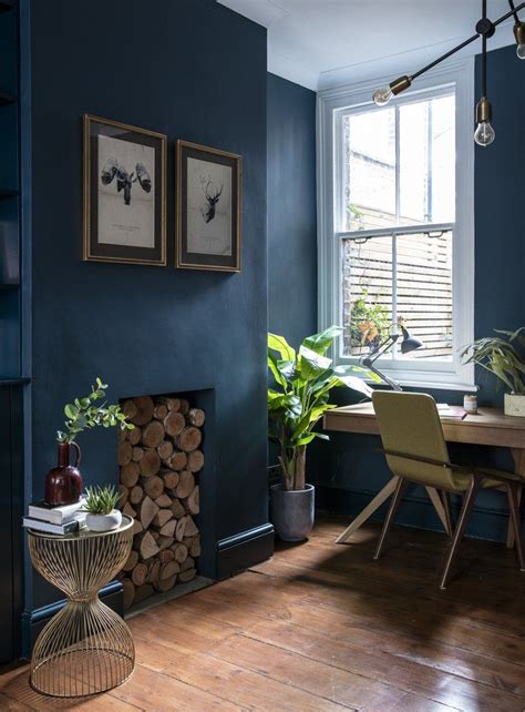Hockney a finalizat pictura în 2017 și este văzută ca una dintre cele mai faimoase lucrări moderne ale sale, are 48x49 inch (hexagonal) și a fost realizată folosind vopsea acrilică. Home office | Brown and blue living room, Victorian terrace interior, Victorian living room