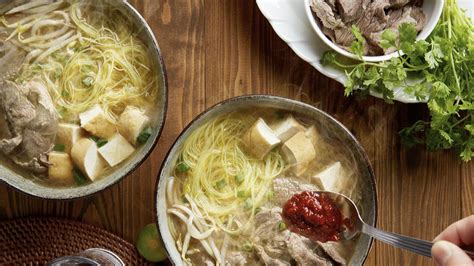 Bihun sup ni boleh di masak menggunakan ayam, daging dan tulang tapi untuk cara yang paling ringkas dan mudah elok di masak bihun sup ayam je. Resipi Bihun Sup Utara Istimewa | MAGGI® Malaysia