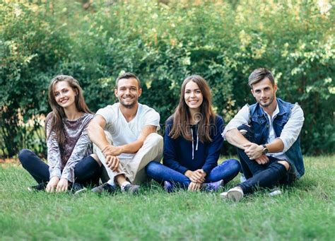 Cuatro Amigos Hermosos Que Caminan En El Parque Que Lleva A Cabo Las