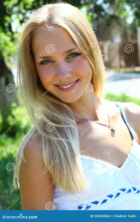 junge schöne blonde frau mit dem langen haar stockfoto bild von freundlich sommer 20465066