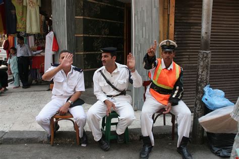 السلطات المصرية تعتقل ناشطين في مقهى وتشرب من شايهم
