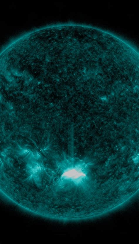 Look Nasa Captures X Class Solar Flare In Incredible Detail
