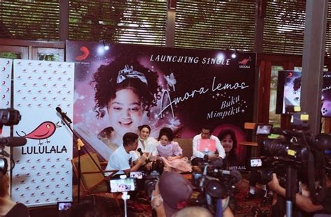 9 Potret Amora Lemos Launching Lagu Resmi Debut Lewat Single Buku Mimpiku
