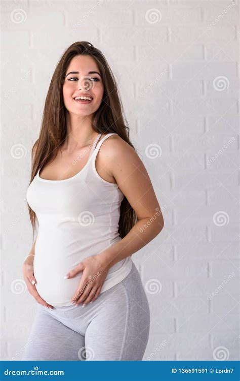 mujer embarazada hermosa sonriente feliz imagen de archivo imagen de felicidad hembra 136691591