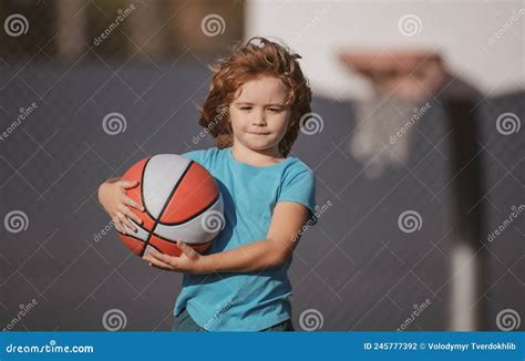 Niños Jugando Baloncesto Con Baloncesto Niño Posa Con Baloncesto Foto