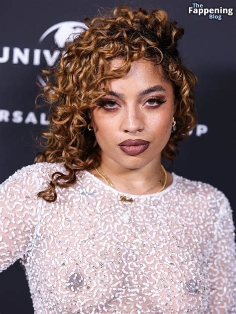 Kiana Ledé Flashes Her Nude Tits at Universal Music Group 2023 2023