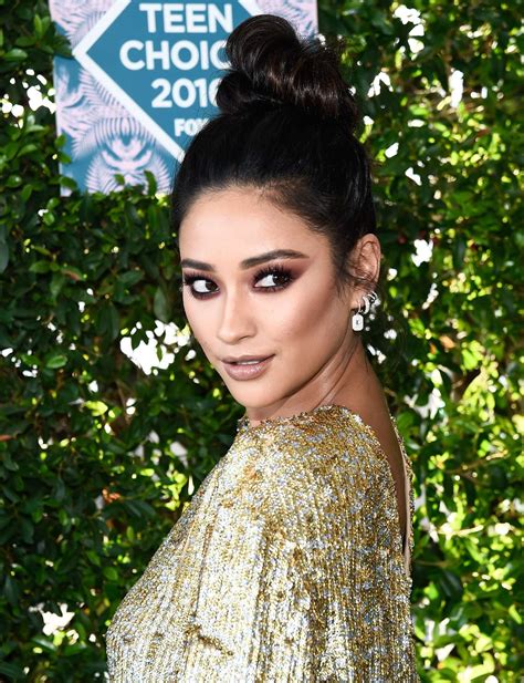 Shay Mitchell Teen Choice Awards 2016 02 Gotceleb