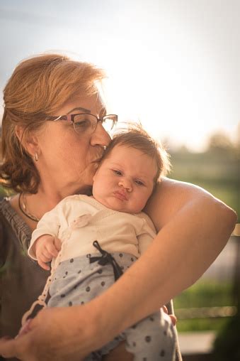 Abuela Abrazando Y Besando A Su Nieta Foto De Stock Y Más Banco De