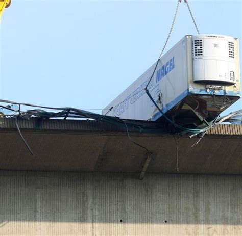 Außerdem bittet das polizeipräsidium koblenz die menschen im kreis ahrweiler um mithilfe bei der suche nach vermissten. Unfall: Lkw-Auflieger droht von Brücke zu stürzen - WELT
