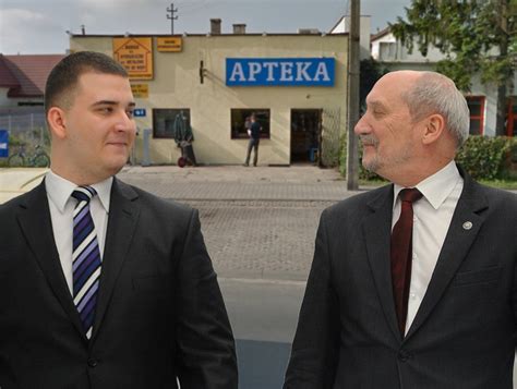 Nazywam się misiewicz, bartłomiej misiewicz. Z apteki w Łomiankach do MON. Oto ludzie Macierewicza - o2 ...
