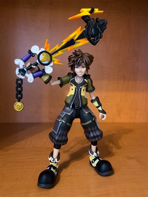 Diamond Select Toys Kingdom Hearts Guardian Form Sora Action Figure ...