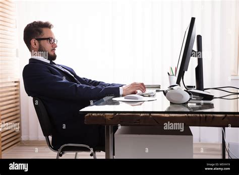 Mann Sitzt In Schlechter Haltung Arbeiten Am Computer Im B Ro