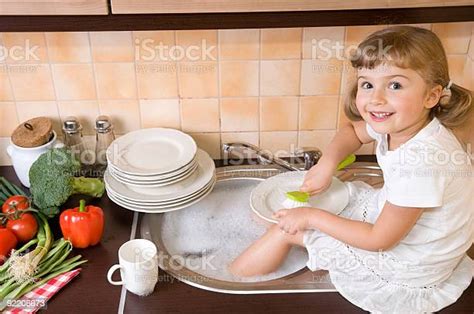귀여운 여자아이 돕는 주방 가사 집안일에 대한 스톡 사진 및 기타 이미지 가사 집안일 가정 생활 가정 주방 Istock