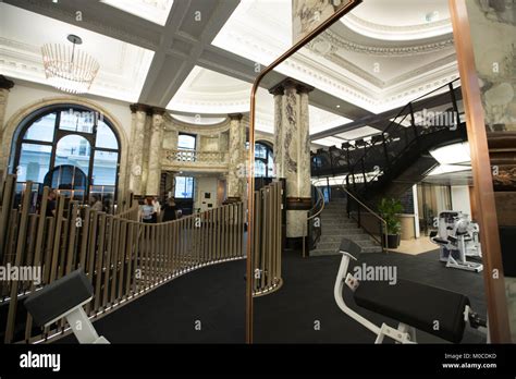 Equinox Gym Stock Photos & Equinox Gym Stock Images - Alamy