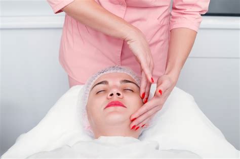 mulher jovem recebendo tratamento de spa em salão de beleza foto premium