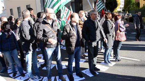 Occupational safety and health service. Bergamonews - Lo sciopero dei lavoratori Italcementi - YouTube