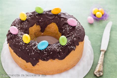 La ciambella è un dolce classico che va bene per diverse occasioni: Ciambella di Pasqua con crema al cocco e cioccolato