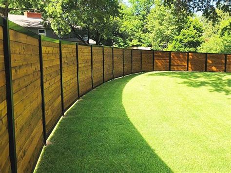 Curved Privacy Fence Privacy Fence Landscaping Lawn And Landscape