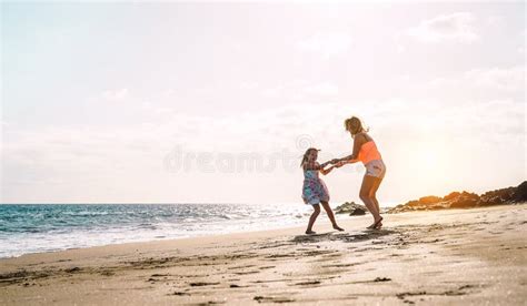 Heureux Amoureux Famille Mère Et Fille S amuser Sur La Plage Au Coucher Du Soleil Maman Jouer