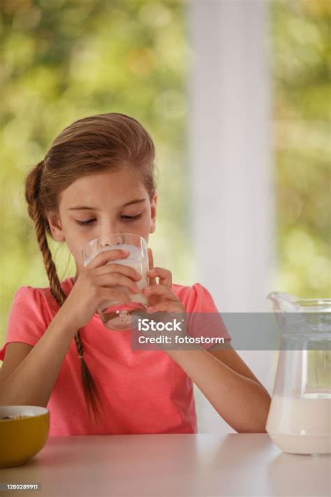 Gadis Kecil Menikmati Minum Segelas Susu Dengan Sarapannya Foto Stok Unduh Gambar Sekarang