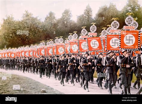 La Alemania Nazi Las Tropas Nazis De Las Ss Desfilan Con Estándares De La Victoria En El Día De
