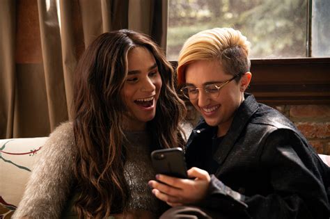 Makyaj yapabilir, istediğiniz gibi giyinebilirsiniz. Non-binary stock photography