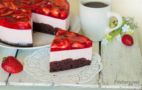 See more ideas about desserts, low calorie desserts, food. Strawberry Mousse Cake - low calorie dessert for your diet