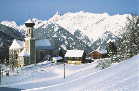 However, it is just as popular for summer tourists who visit its historic cities and villages and hike in the magnificent scenery of the alps. Wintersport Oostenrijk met kinderen