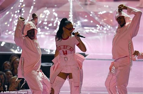 rihanna twerks up a storm at the mtv video music awards daily mail online