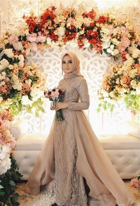 Salah satu jenis gaun pengantin adalah gaun pengantin muslimah mengingat mayoritas penduduk indonesia adalah kaum muslim. 21 Gaun Pengantin Muslimah Yang Simple, Konsep Penting!