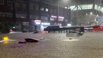 南韓首爾暴雨淹水 馬路成河、多輛汽車滅頂│交通│降雨│雨勢│TVBS新聞網