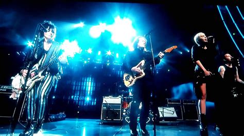 Written by the duo of tommy james and drummer peter lucia jr., it was intended as a change in direction of the group's sound and composition. Crimson and Clover Joan Jett & Tommy James - YouTube