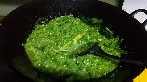 02 prepare the spice paste by pounding with a mortar and pestle or blending with a blender. Ayam Masak Hijau - YouTube