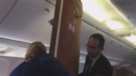United Airline Airplane Ceiling Falls In Rough Landing At Newark Airport Nz