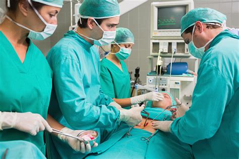 Cirujano Operando Con Herramientas Quirúrgicas Foto De Stock Y Más
