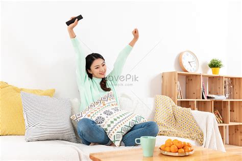 Single Women Living Alone In Winter Watching Tv Picture And Hd Photos Free Download On Lovepik