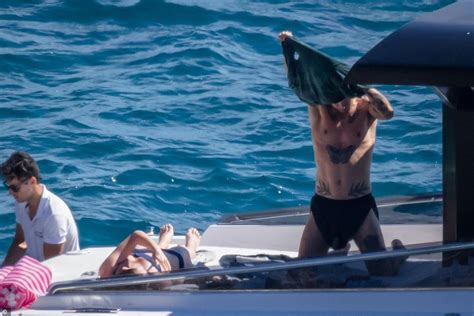 Harry Styles And Girlfriend Olivia Wilde Passionately Kiss On A Yacht