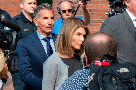 Lori Loughlin Surrenders To Prison But Covid 19 Will Keep Daughters