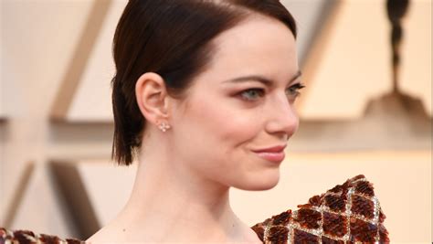 Emma stone returns for louis vuitton's new fragrance campaign for its heures d'absence scent. Emma Stone's 2019 Oscars Look Is Elegance Incarnate ...